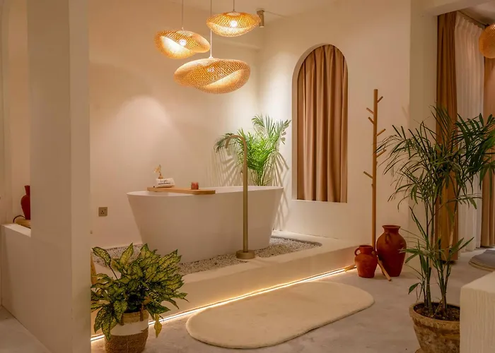 Luxury 2Bhk Escape With Hot Tub