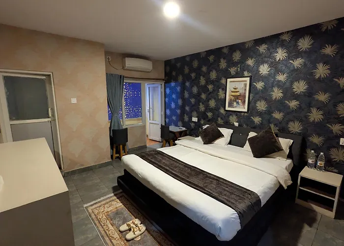 Luna Hotel & Lounge
