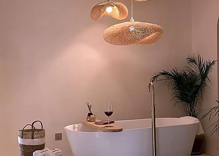 Luxury 2Bhk Escape W/ Hot Tub